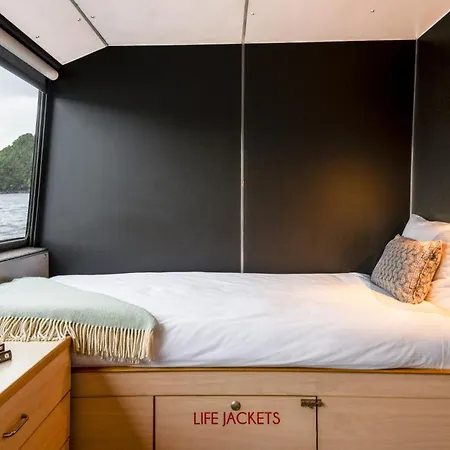 Milford Sound Overnight Cruise - Fiordland Discovery Exterior photo