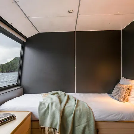 Milford Sound Overnight Cruise - Fiordland Discovery Exterior photo