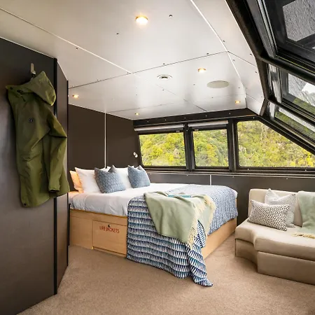 Milford Sound Overnight Cruise - Fiordland Discovery Exterior photo