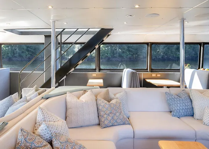 Milford Sound Overnight Cruise - Fiordland Discovery