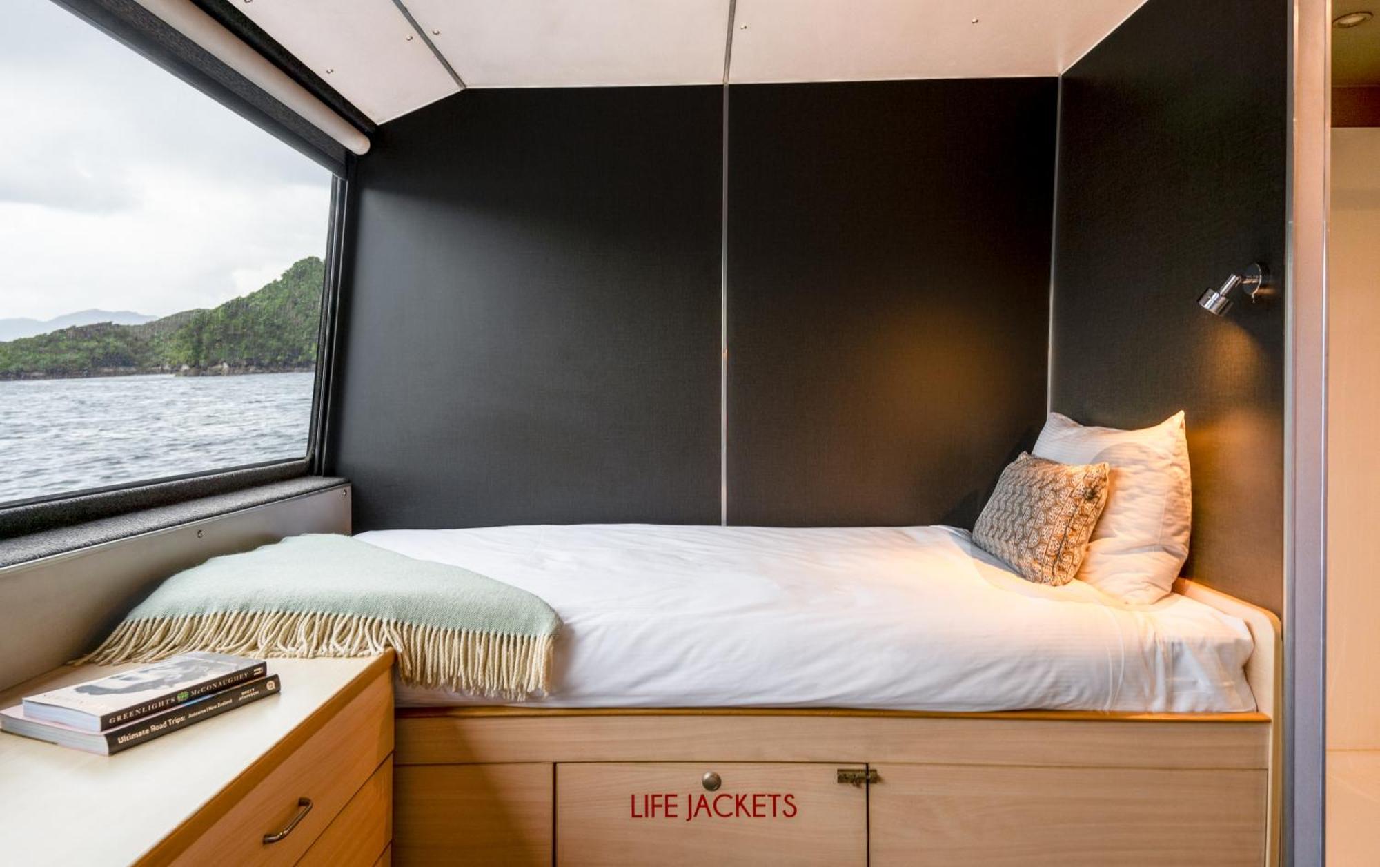  Overnight Cruise - Fiordland Discovery 5*